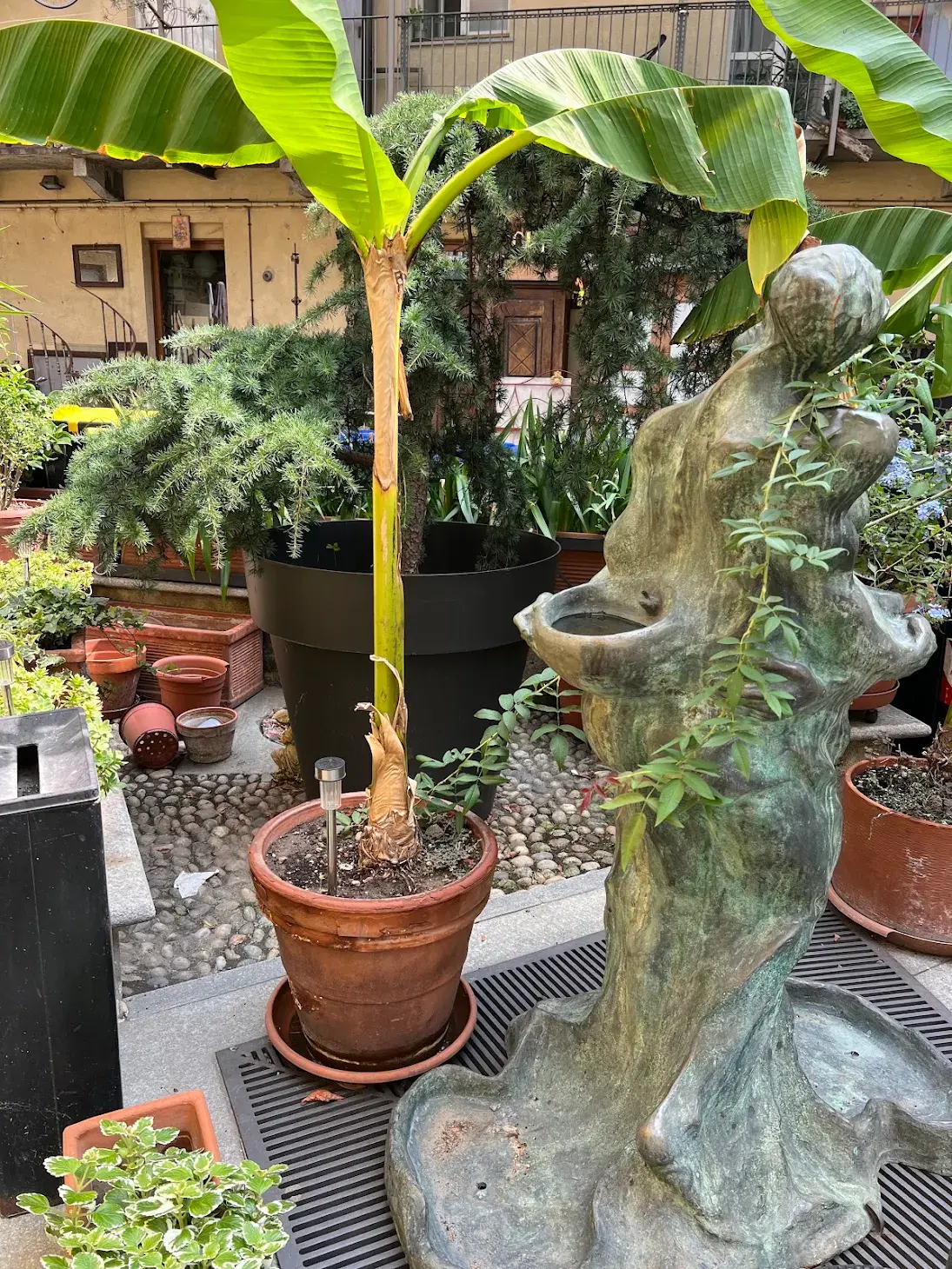 Il dehors verde con la scultura Abbraccio infinito